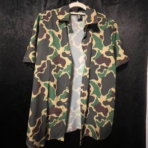 DUCK CAMO button up shirt. Men’s medium SAVS brand classic